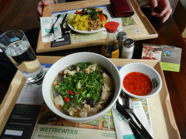 42 - Die scharfe asiatische Suppe liess mir nochmal den Schweiss auf die Stirn schiessen ......jpg